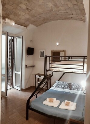 2 camere, una scrivania, ferro/asse da stiro, culla da viaggio