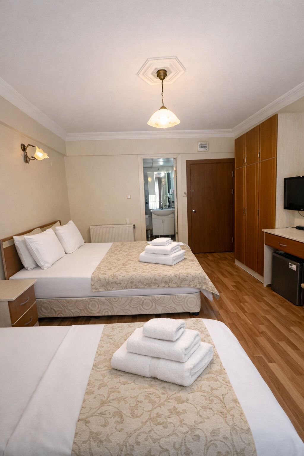 أغطية فراش متميزة وميني بار ومكتب ومساحة عمل للكمبيوتر المحمول