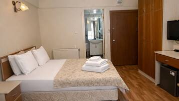 أغطية فراش متميزة وميني بار ومكتب ومساحة عمل للكمبيوتر المحمول