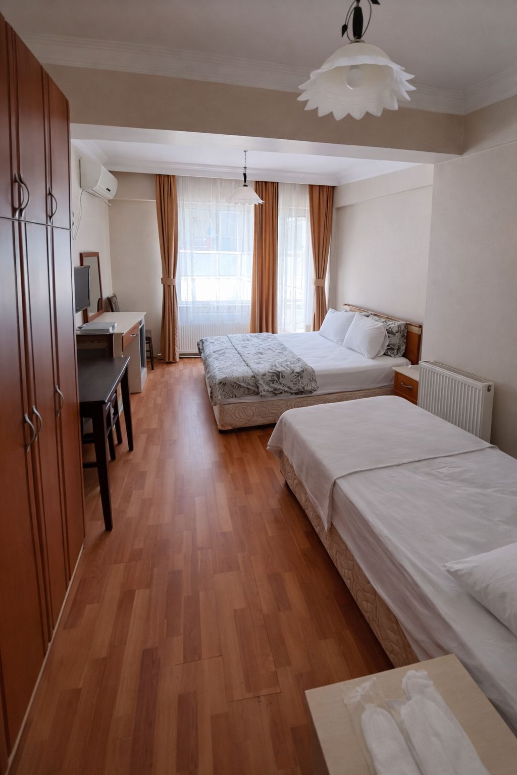 أغطية فراش متميزة وميني بار ومكتب ومساحة عمل للكمبيوتر المحمول