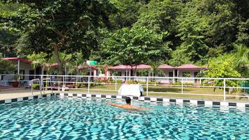 Una piscina al aire libre