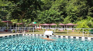 Una piscina al aire libre