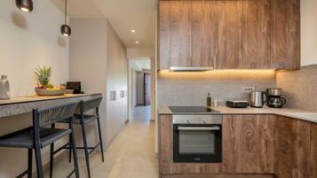 Coffee/tea maker, fridge, oven, dishwasher