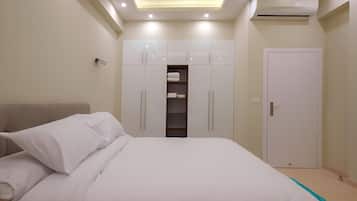 Deluxe dubbelrum eller tvÄbÀddsrum - balkong | Skrivbord, arbetsyta för laptop och strykjÀrn/strykbrÀda