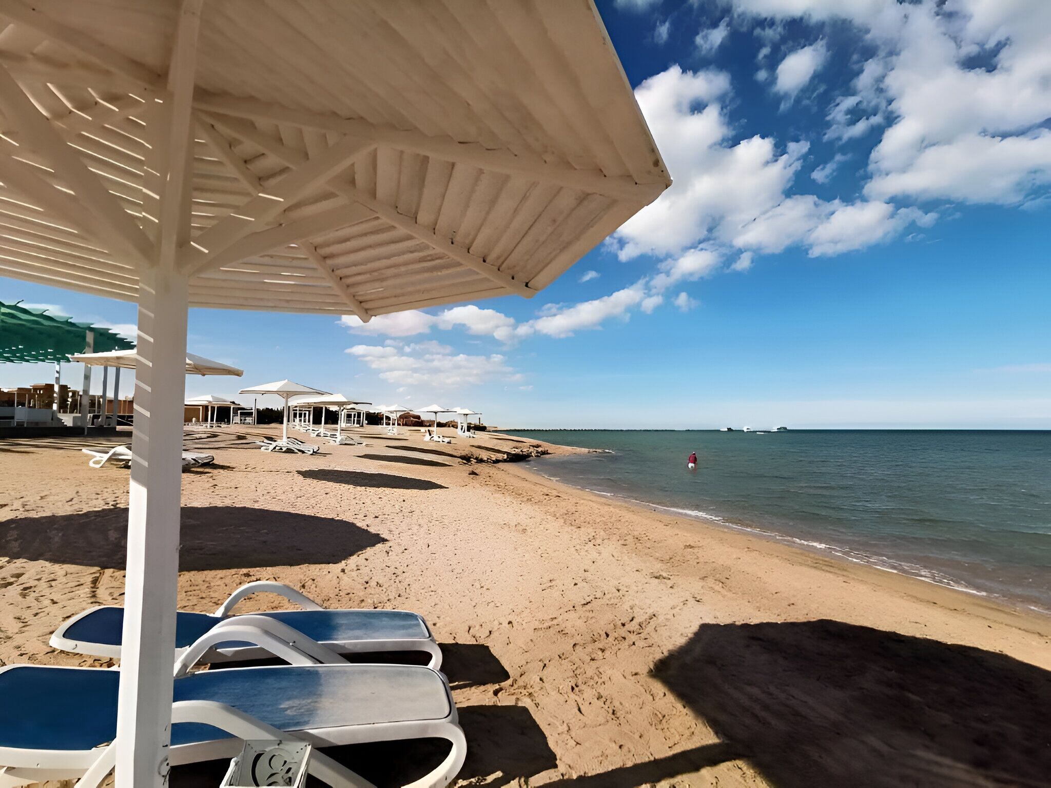Privat strand, gratis strandcabanor, solstolar och parasoller