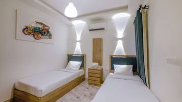 Deluxe-Doppel- oder -Zweibettzimmer, Balkon | Schreibtisch, laptopgeeigneter Arbeitsplatz, Bügeleisen/Bügelbrett