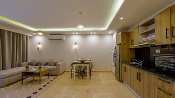 Deluxe Double or Twin Room, Balcony | Living area