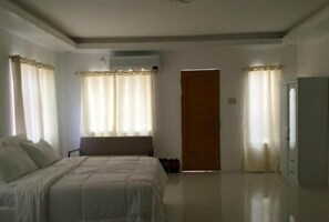 บ้านพักเบสิก, เตียงควีนไซส์ 1 เตียง, ห้องครัวขนาดเล็ก, วิวภูเขา | บริเวณนั่งเล่น | สมาร์ททีวี 32 นิ้ว พร้อมช่องดิจิตอล