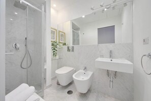 Regadera, bidet, toallas 