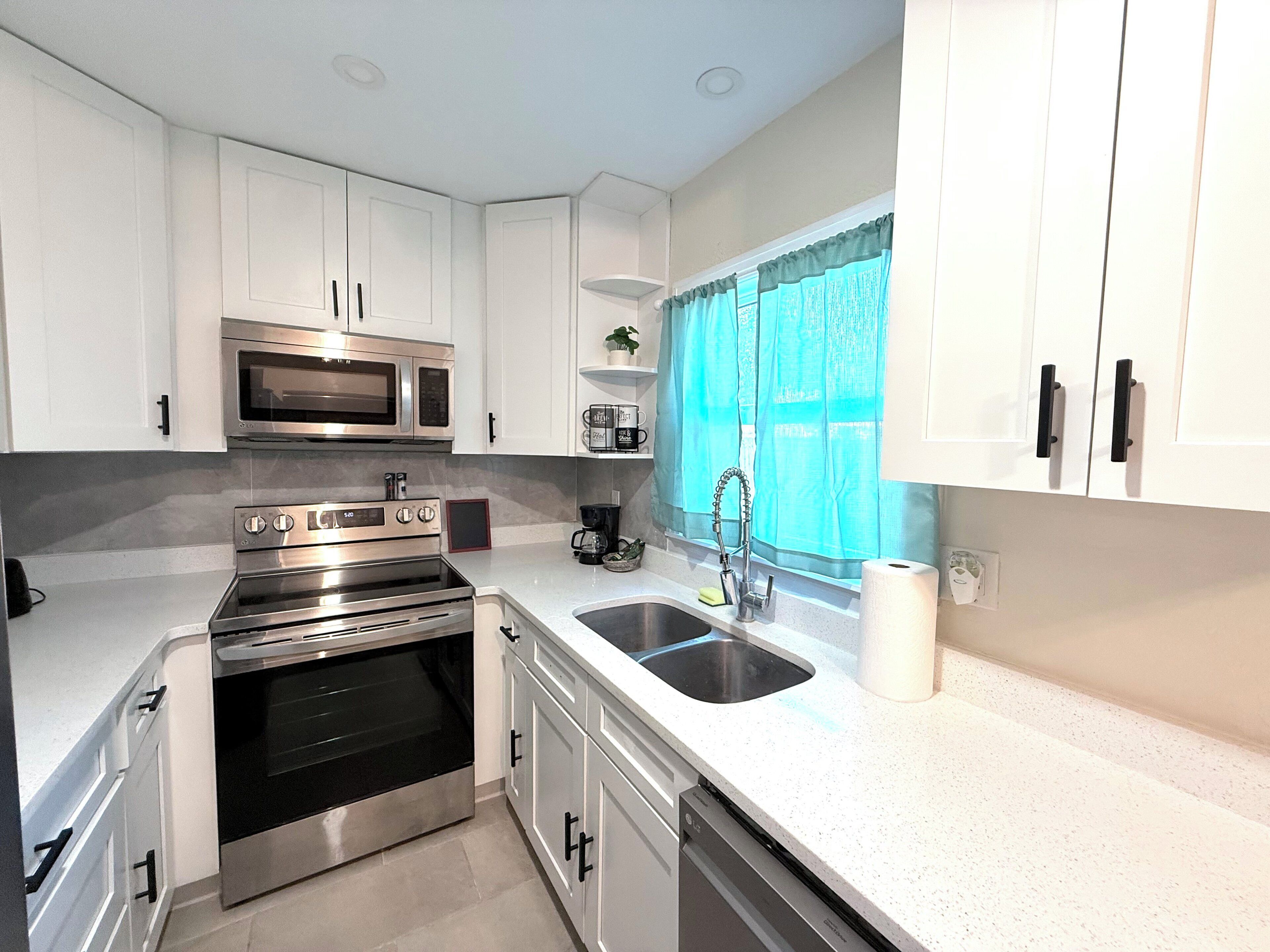 Geladeira, micro-ondas, fogão, cooktop