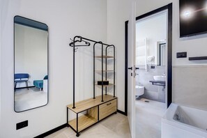 Family Triple Room | Bathroom | Shower, free toiletries, hair dryer, towels - Vivilo Collection - Muggia 21 Suites (Rome)