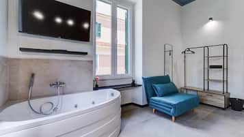 Familieværelse til 3 personer | Badeværelse | Bruser, gratis toiletartikler, hårtørrer, bidet