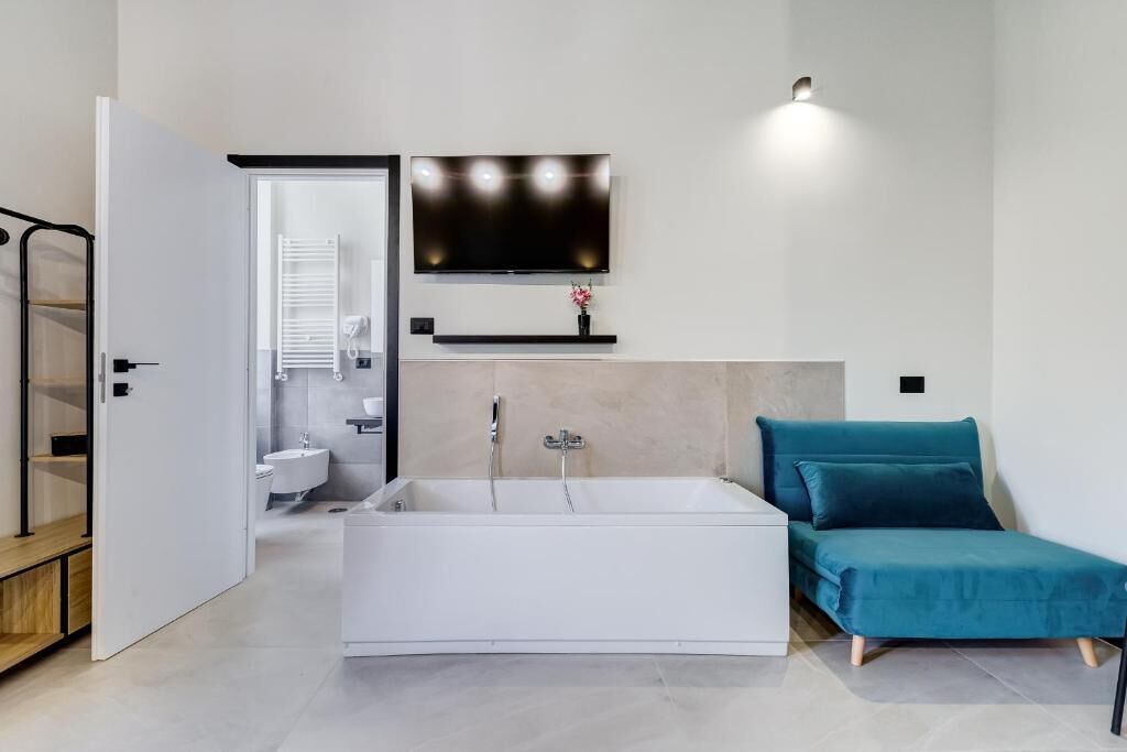 Habitación triple familiar | Baño | Ducha, artículos de higiene personal gratuitos y secador de pelo