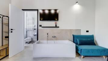 Habitación triple familiar | Baño | Ducha, artículos de higiene personal gratuitos y secador de pelo