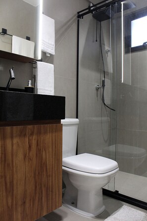 Douche, sèche-cheveux, serviettes fournies, savon
