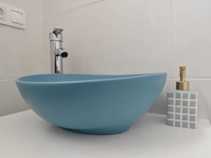 Unclassified image, 4 of 28, button