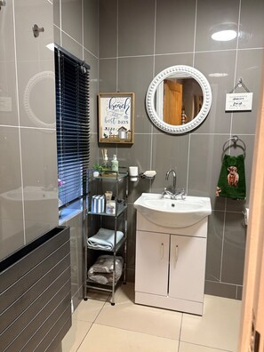 Shower, hair dryer, towels