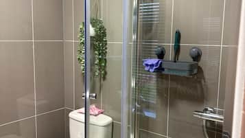 Douche, sĂšche-cheveux, serviettes fournies