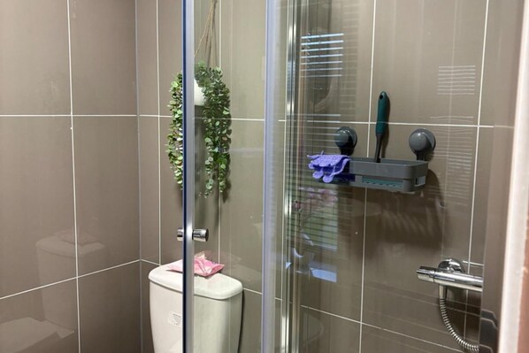 Shower, hair dryer, towels - Rural 2 Double Bedrooms Barn Conversion (Stafford)