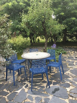 Outdoor dining - Gite bleu l'Iris avec piscine chauffée (Loire-Authion)