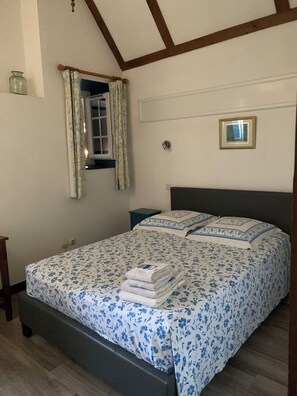 3 bedrooms, WiFi, bed sheets - Gite bleu l'Iris avec piscine chauffée (Loire-Authion)