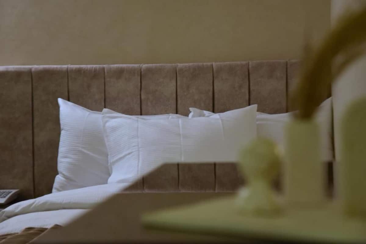 In-room safe, soundproofing, iron/ironing board, free WiFi