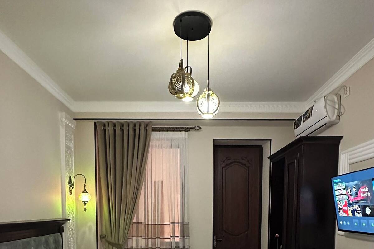 Habitación clásica doble, vistas al patio | Caja fuerte, escritorio, sistema de insonorización