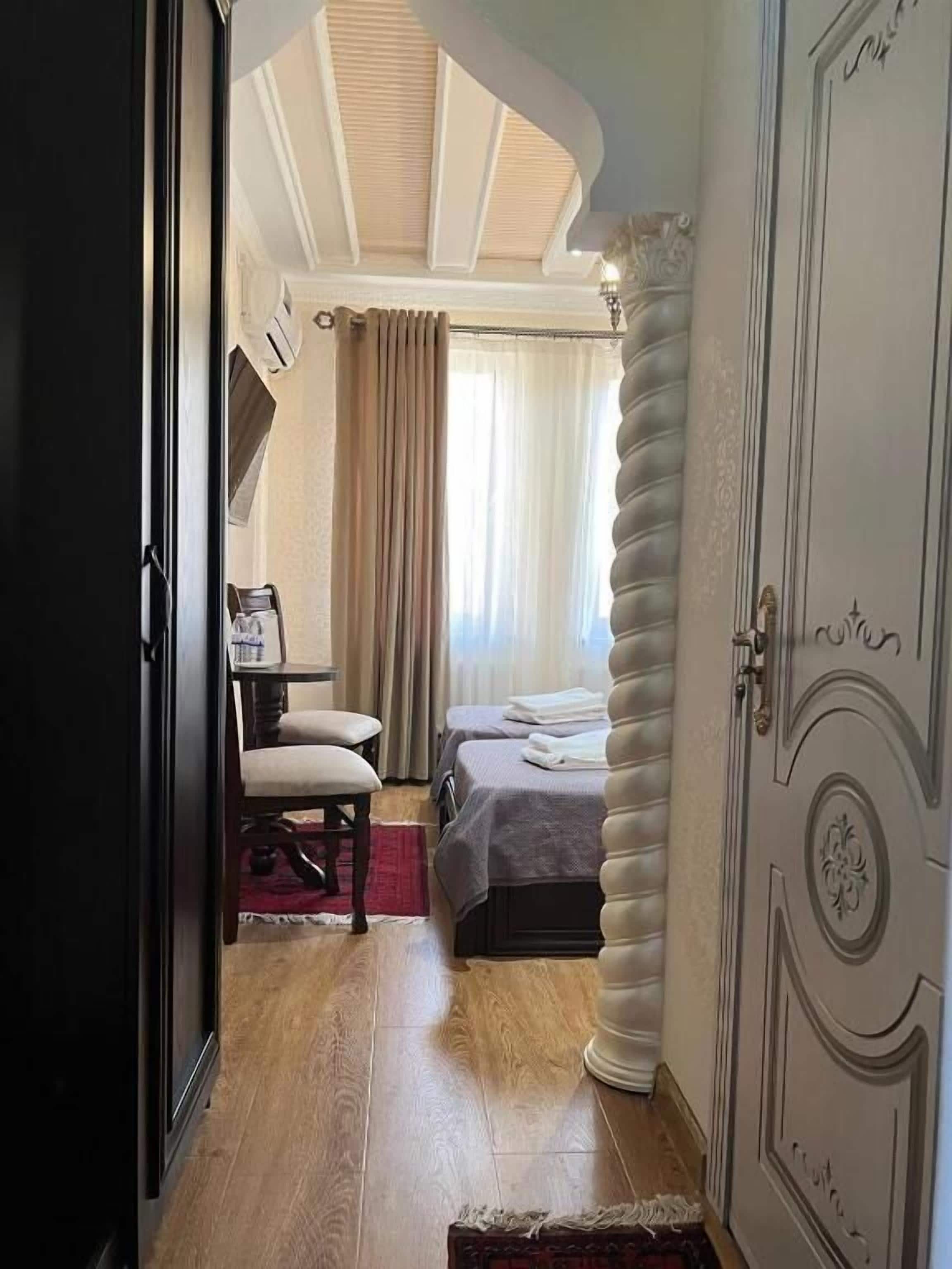 Un dormitorio con cama, escritorio y silla.