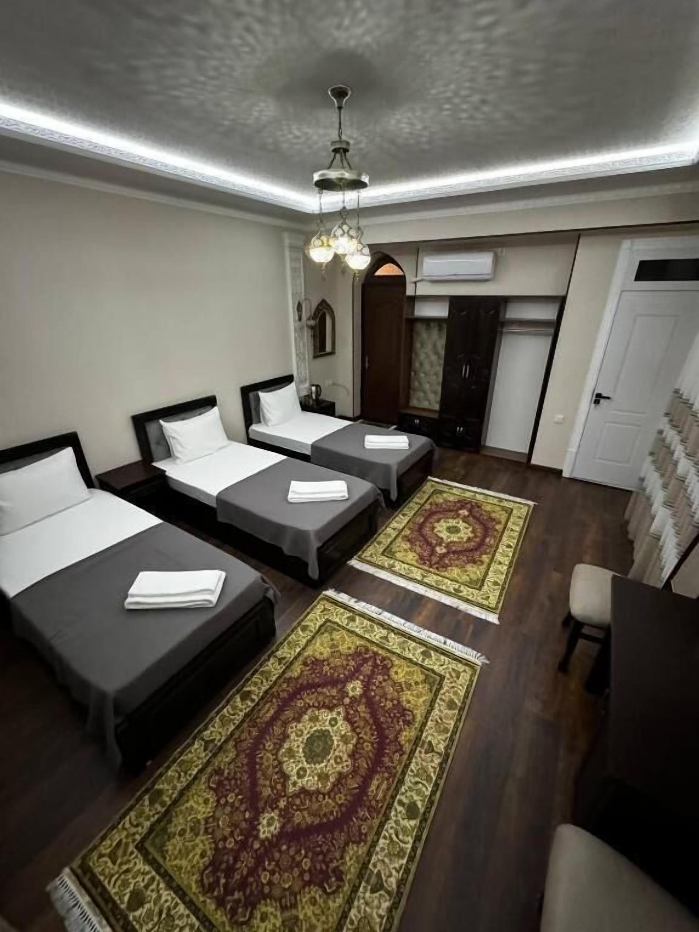 Habitación triple económica | Caja fuerte, escritorio, sistema de insonorización