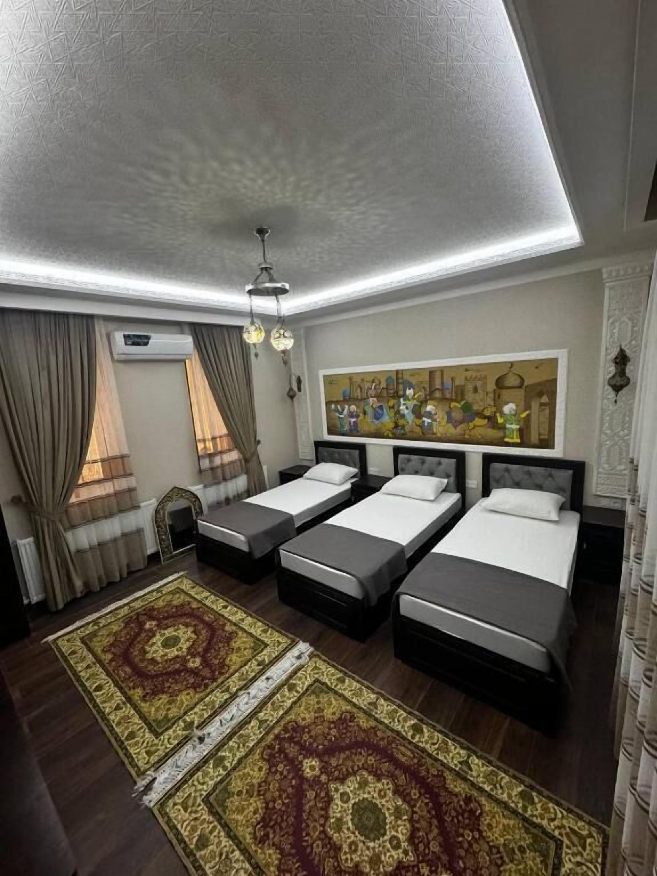 Habitación triple Deluxe, vistas al patio | Caja fuerte, escritorio, sistema de insonorización