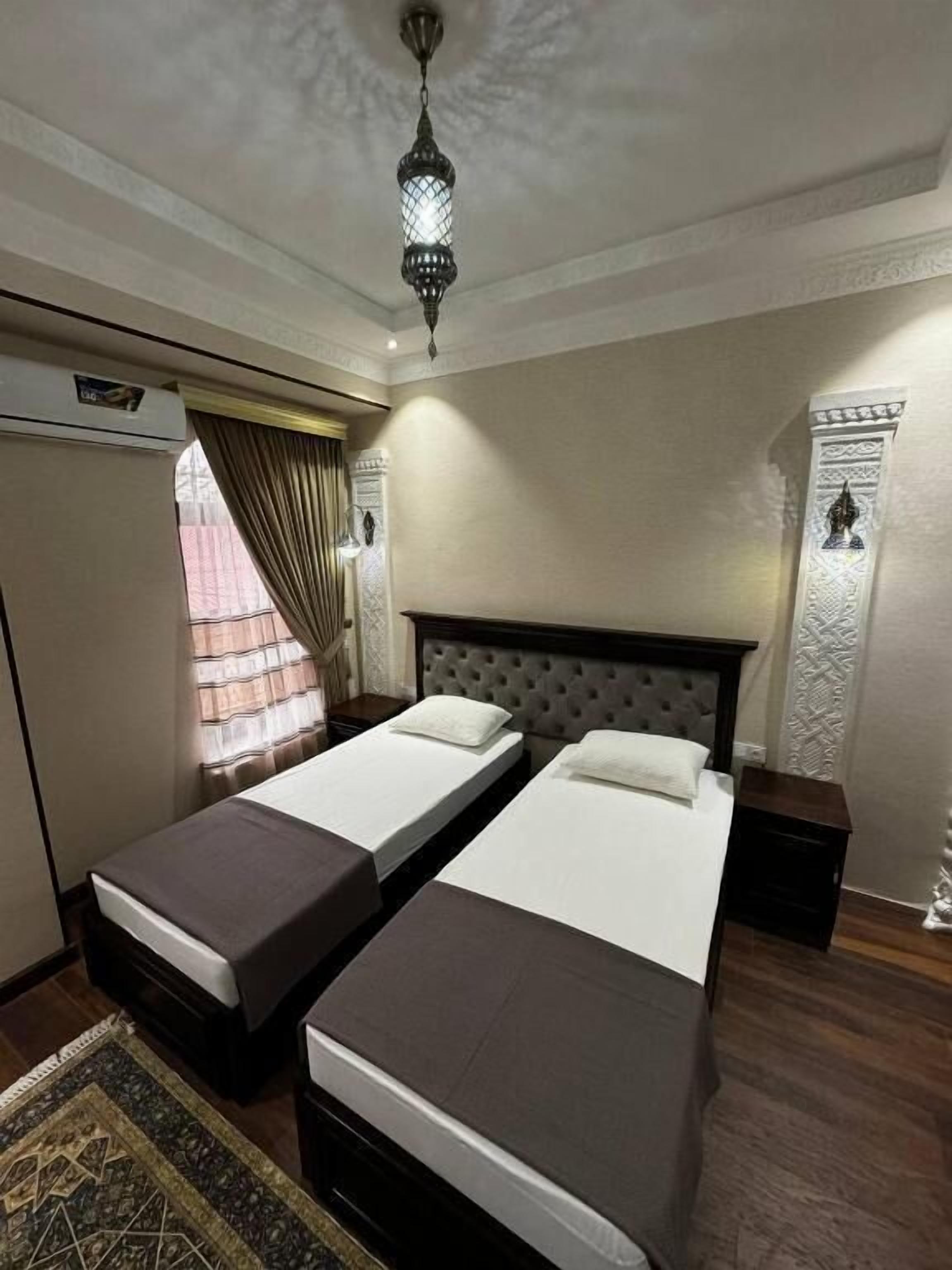 华丽双床房 | 客房内保险箱、办公桌、隔音、熨斗/熨板