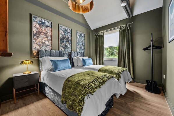 4 bedrooms, iron/ironing board, internet, bed sheets