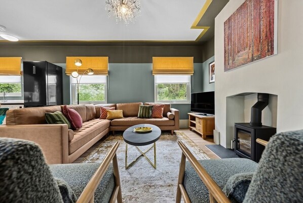 Televisión y chimenea 