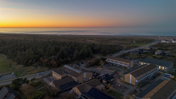 Fachada de la propiedad por la tarde o noche