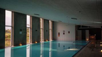 Kolam renang tertutup