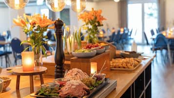 Aamiainen, lounas ja illallinen; ulkoilmaravintola