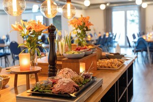 Se sirven desayunos y almuerzos, restaurante con mesas al aire libre 