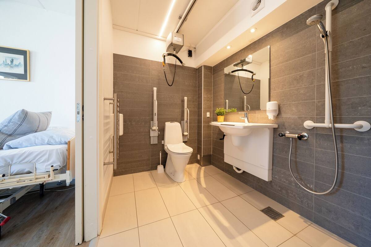 Une salle de bain moderne équipée de toilettes, d’un bidet, d’un lavabo et d’une douche.