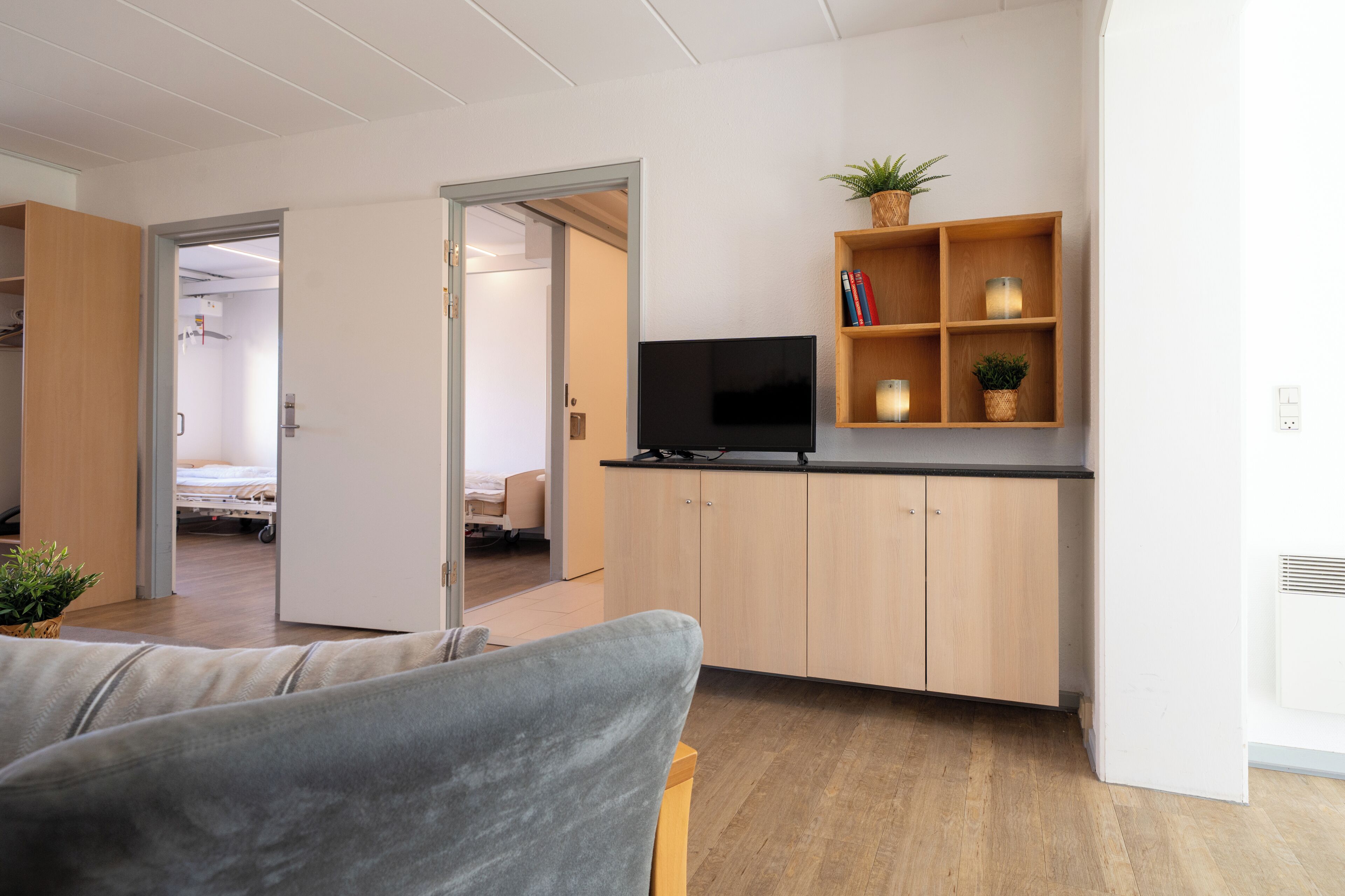 Lejlighed - 2 soveværelser - tilpasset personer med nedsat mobilitet - udsigt til gårdsplads | Tv