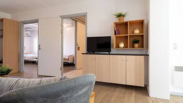 Lejlighed - 2 soveværelser - tilpasset personer med nedsat mobilitet - udsigt til gårdsplads | Tv