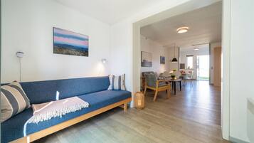 Apartment, 2 Schlafzimmer, barrierearm, Blick auf den Innenhof | Wohnbereich | Flachbildfernseher, Tischfußball, Tischtennisplatte, Bücher