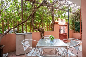 Outdoor dining - Domus Nostra Holiday Home in Villasimius with Private Terrace, Wi-Fi and Air Conditioning (Villasimius)
