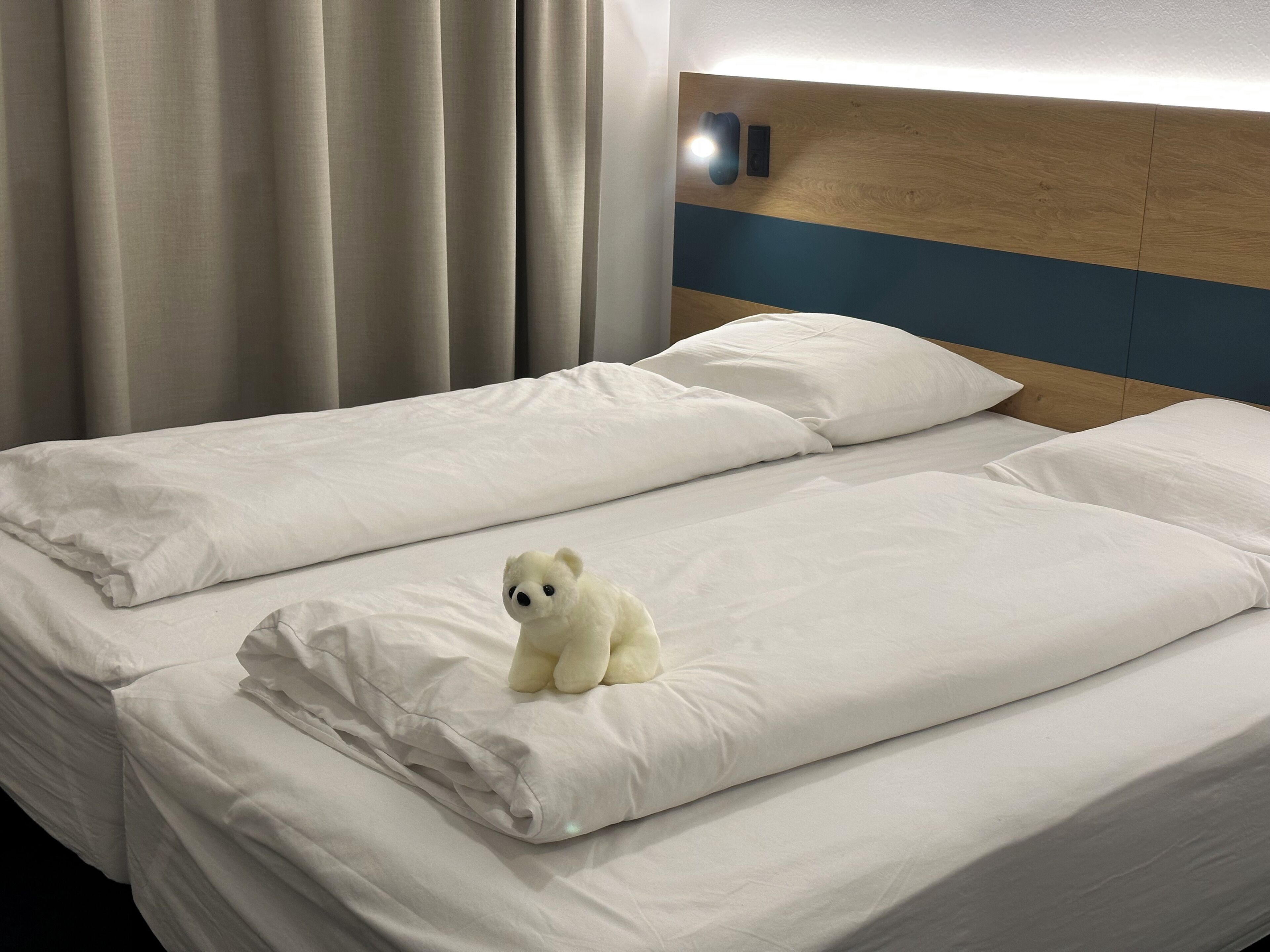 Quarto casal luxo, vista parcial para o mar