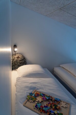 Deluxe-Vierbettzimmer, eingeschränkter Meerblick | Schreibtisch, laptopgeeigneter Arbeitsplatz, Verdunkelungsvorhänge