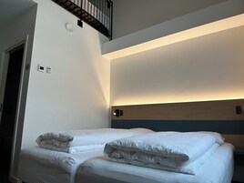 Escritorio, espacio para trabajar con laptop y cortinas blackout 