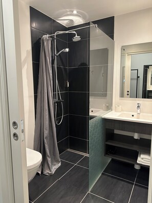 Shower, hair dryer, towels, soap - Hotel Aurora (Nuuk)