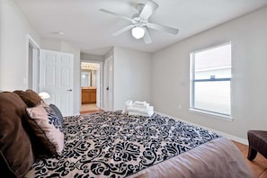 4 bedrooms, desk, iron/ironing board, free WiFi - Relaxing Nature & Budget Friendly Family Home (Davenport)
