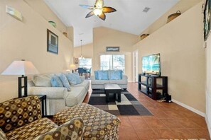 Smart TV, books, stereo - Relaxing Nature & Budget Friendly Family Home (Davenport)