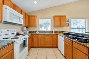 Fridge, microwave, oven, stovetop - Relaxing Nature & Budget Friendly Family Home (Davenport)