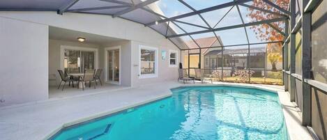 Una piscina cubierta